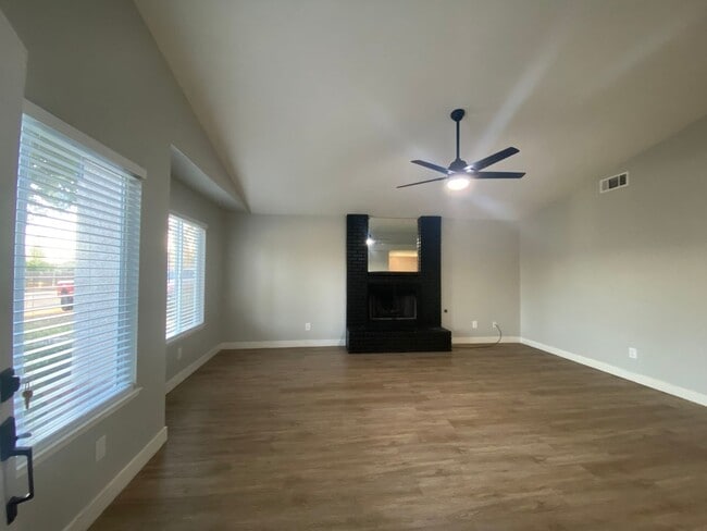 Building Photo - Recently Remodeled 3 BD 2 BA House in a Desirable SW Bakersfield