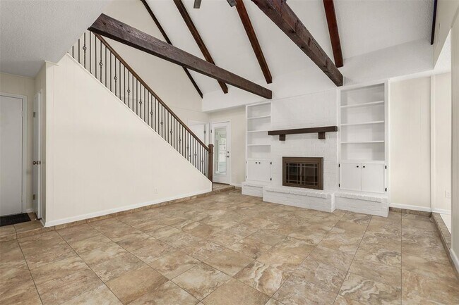 Building Photo - 831 Silverpines Rd