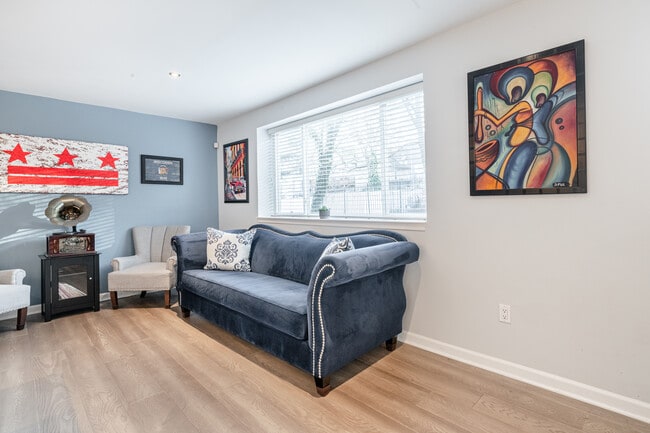 Living room. - 1620 29th St SE