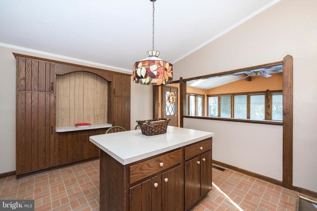 Building Photo - 1642 Sylvan Dr