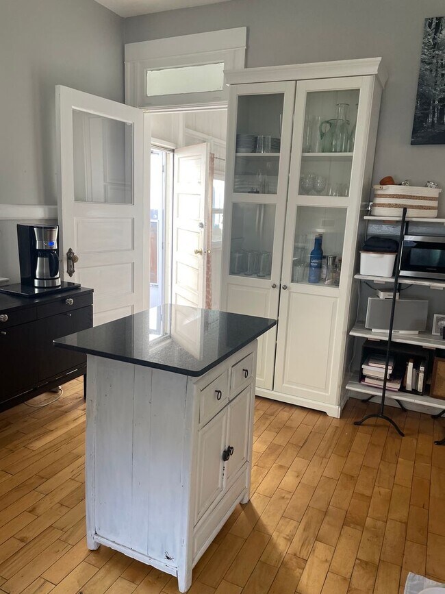 Foto del edificio - Charming duplex available in Cherry Creek North, one of Denver’s most sought-after neighborhoods!