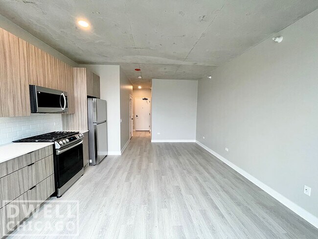 Building Photo - 4725 N Sheridan Rd