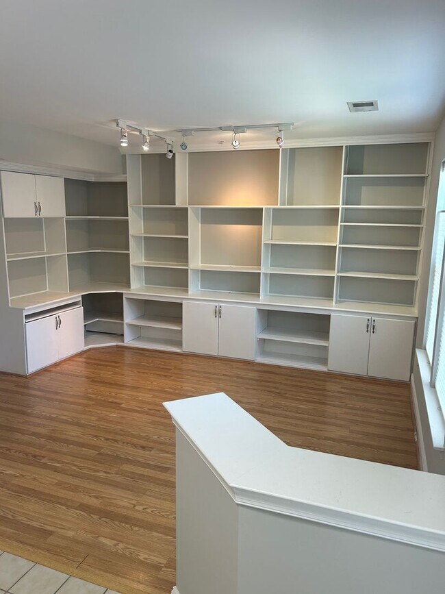 Building Photo - Clarksburg Townhouse