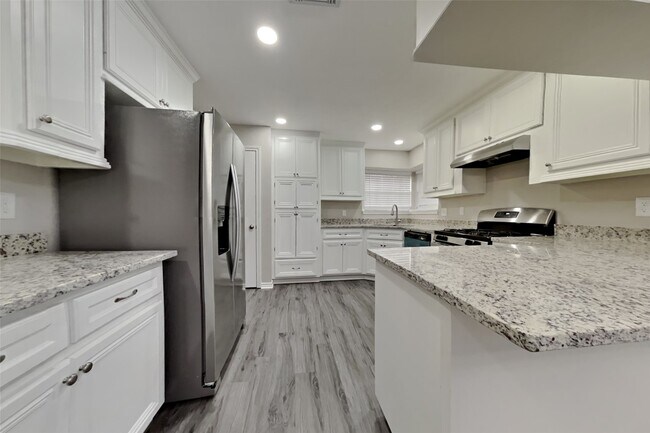 Foto del edificio - 5402 Woodville Ln