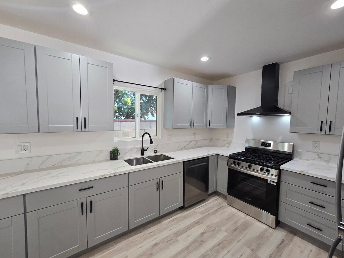 Foto principal - 1658 W 220th St