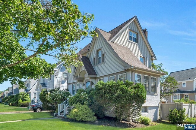 Building Photo - 332 Demarest Ave