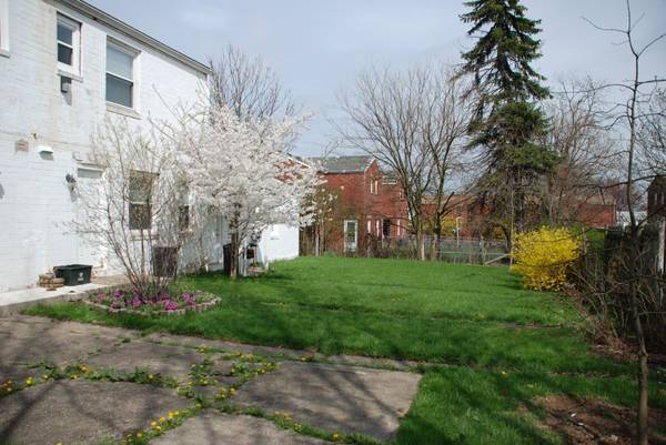 Foto del edificio - 329 Hemlock Dr