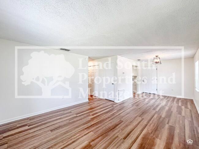 Foto del edificio - Newly Renovated 3-Bedroom Duplex with Mode...
