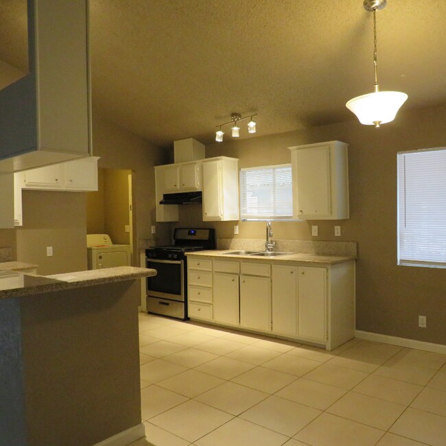 Foto del edificio - 21772 Wisteria St