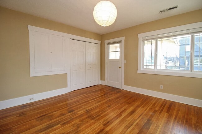 Foto del edificio - 915-915 NE Roselawn St