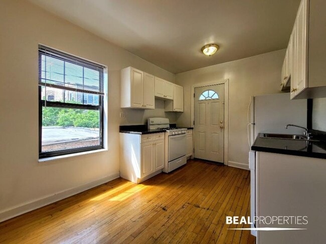 Building Photo - 1 bedroom in CHICAGO IL 60657