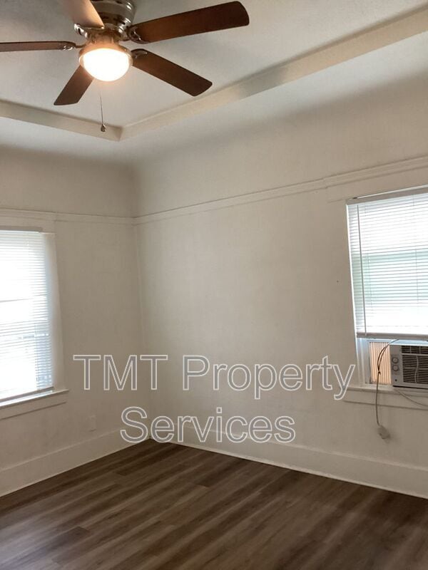 Building Photo - 204 W Oak St