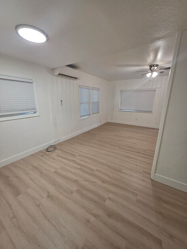Foto del edificio - FULLY REMODELED 2 BED 1 BATH HOUSE READY NOW IN SHASTA LAKE CITY