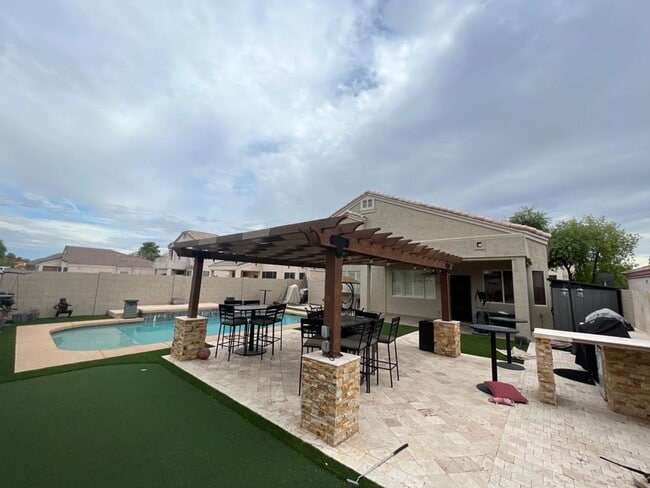 Building Photo - BEAUTIFUL EXECUTIVE STYLE home w/ entertai...