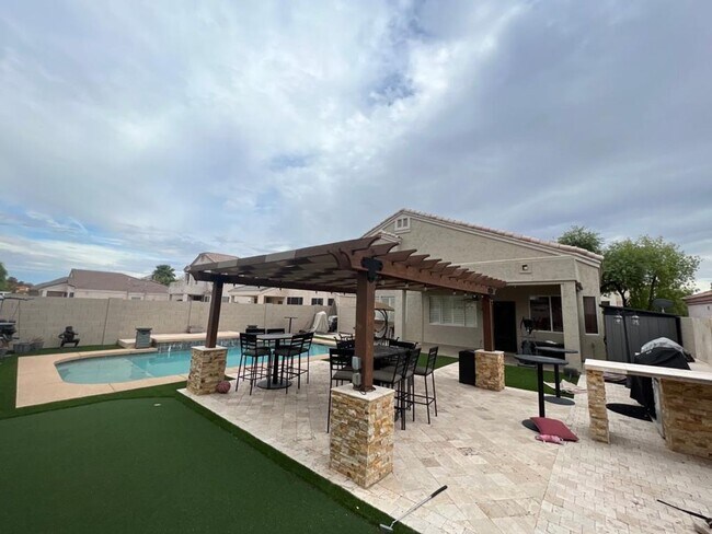 Foto del edificio - BEAUTIFUL executive style home w/ entertainer's dream backyard!