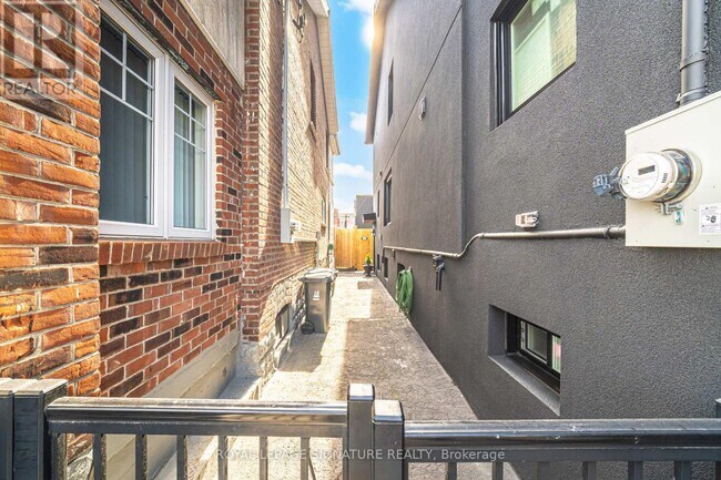 Building Photo - 2000 Dufferin St
