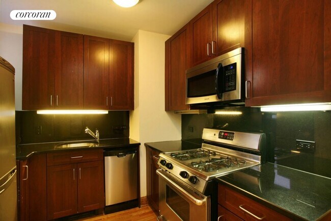 Foto del edificio - 13 E 131st St