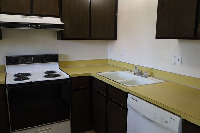 Foto del edificio - Spacious 2-Bedroom Condo Near Campus West and City Park