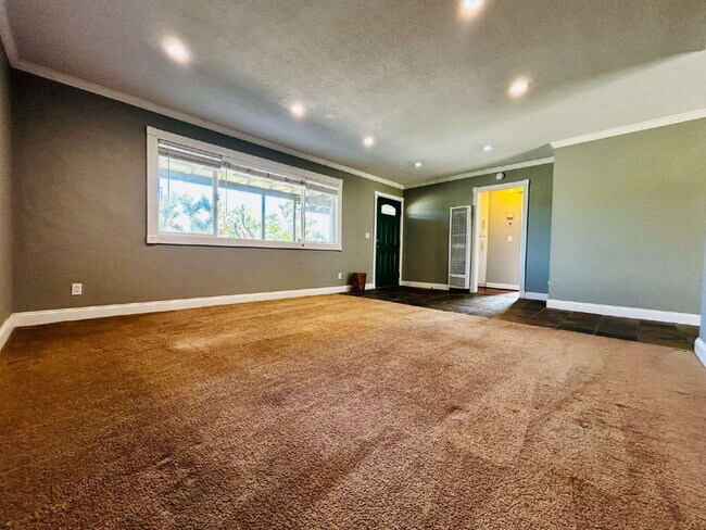 Foto del edificio - Spacious 2 bd, 2 ba with attached finished garage