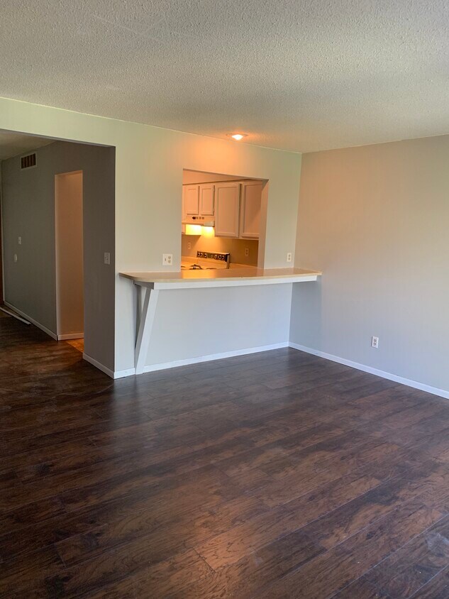 Breakfast bar - 315 Foxfire Dr