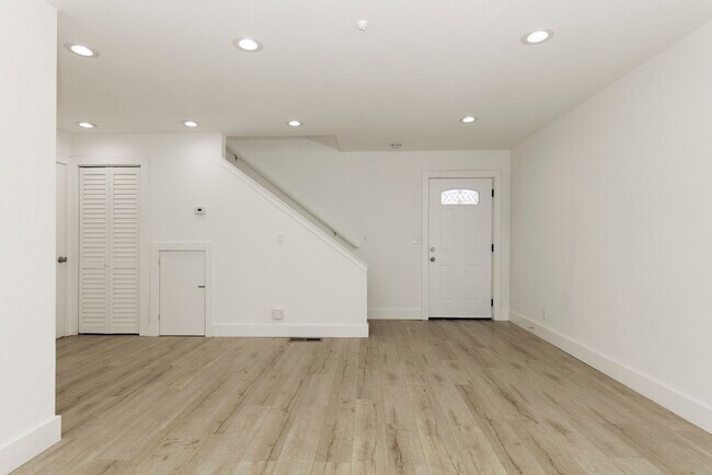 Foto del edificio - 2 Bedroom Townhome for Rent
