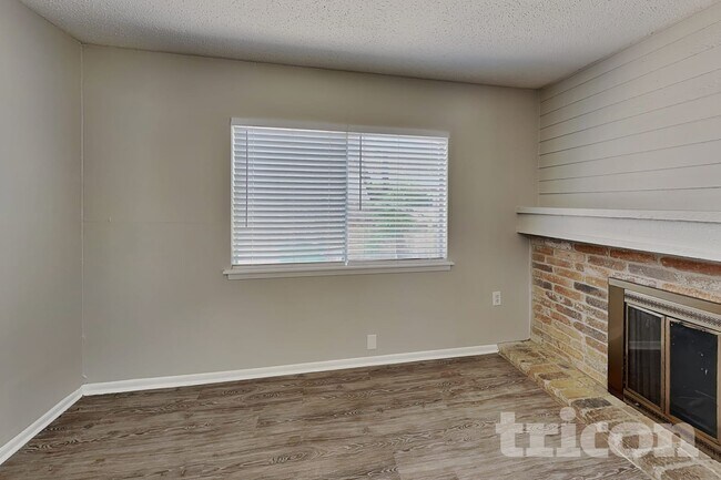 Foto del edificio - 5815 Brambletree St