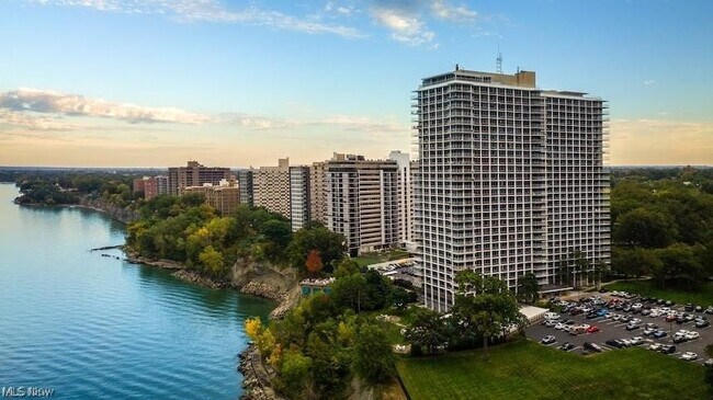 Foto del edificio - 12700 Lake Rd