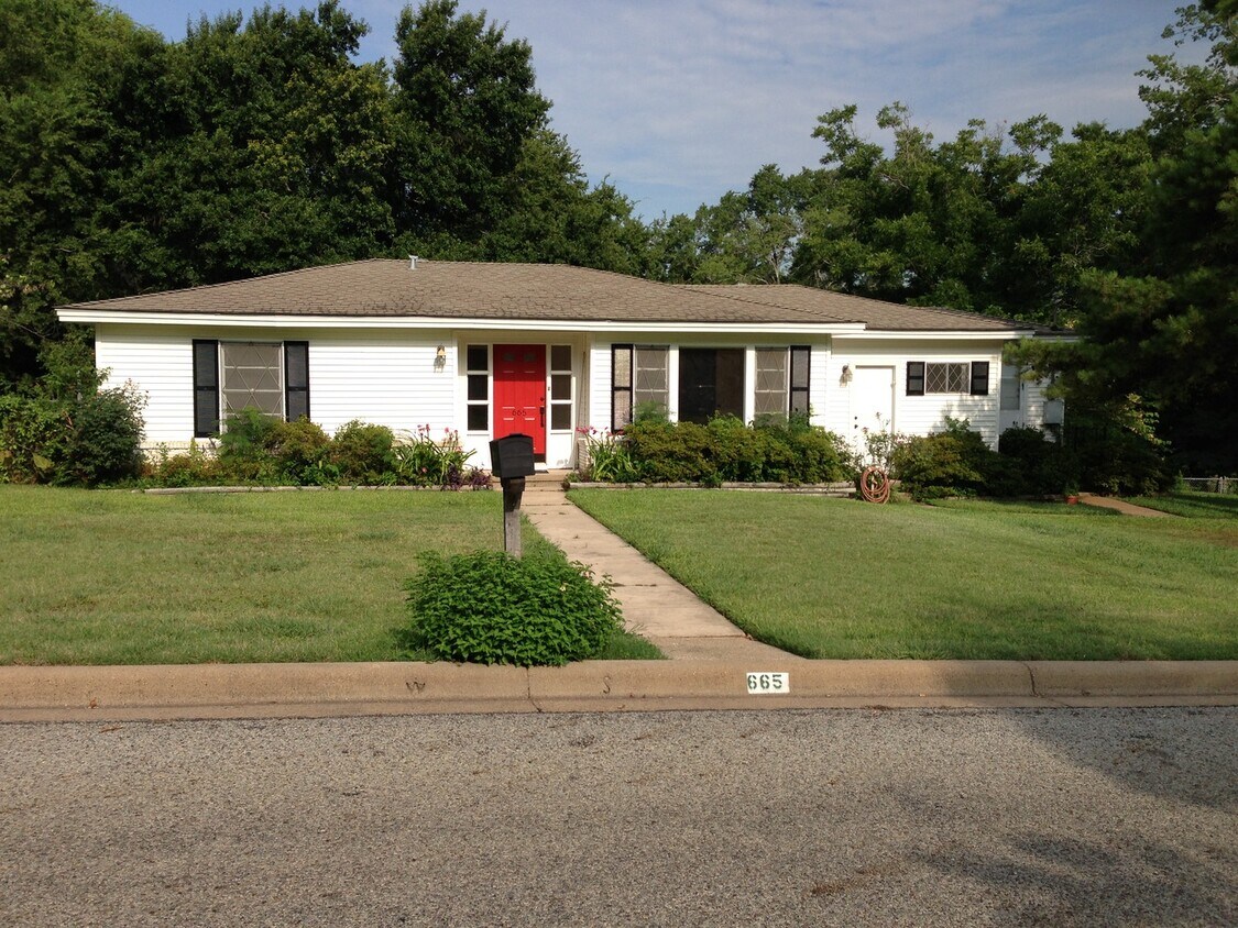 Primary Photo - 665 Big Rock St