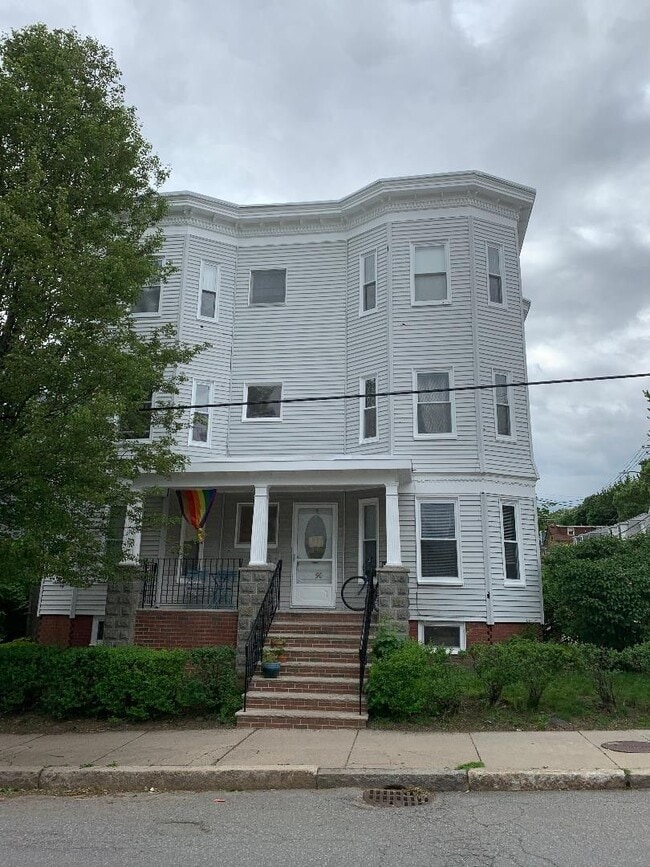 Building Photo - 90 School St