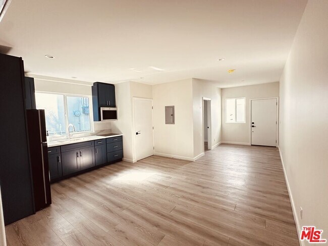 Foto del edificio - 6224 3/4-6228 De Longpre Ave