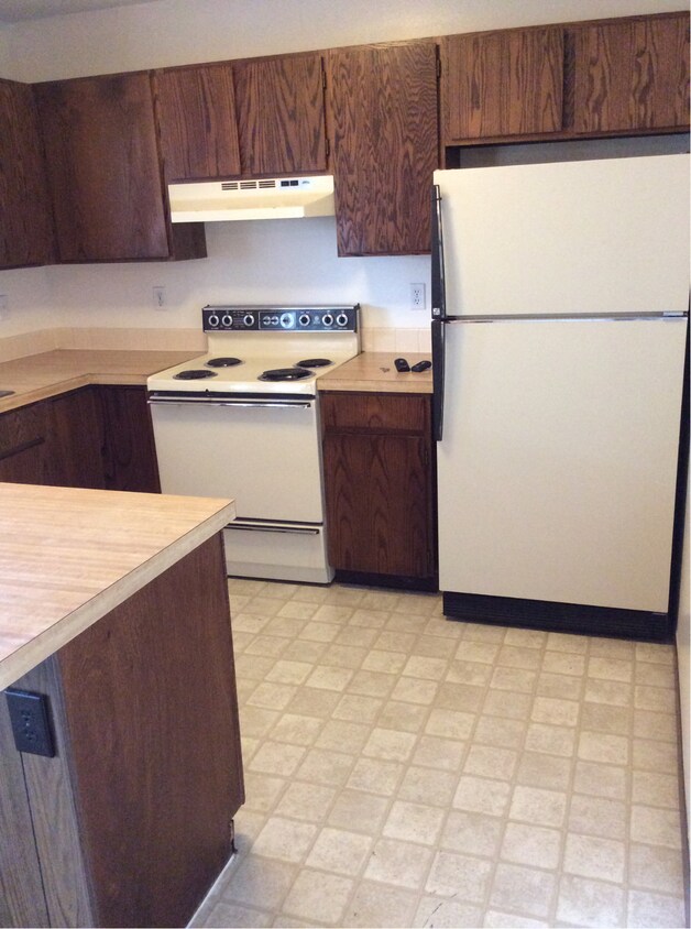 Building Photo - 527 S Estrella Ave