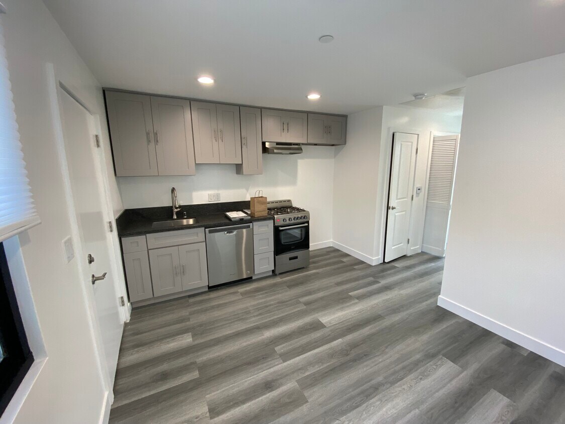 1247 Crenshaw Blvd, Unit 1247 12 Houses in Los Angeles, CA Westside