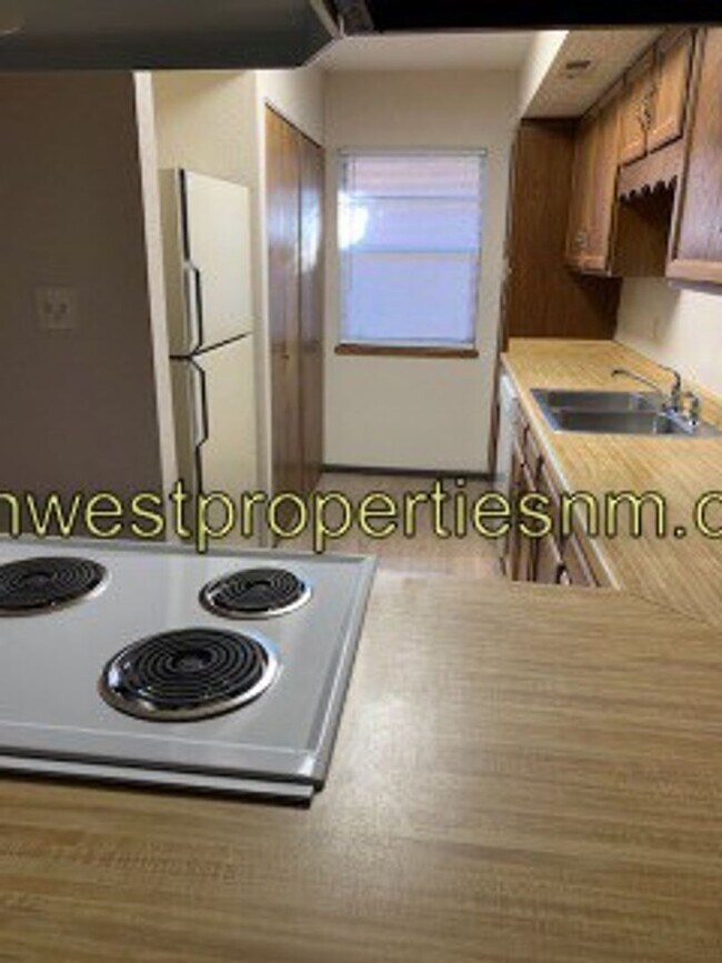 Building Photo - 3 Bed, 2.5 Bath, 2 Story Townhouse with Fi...