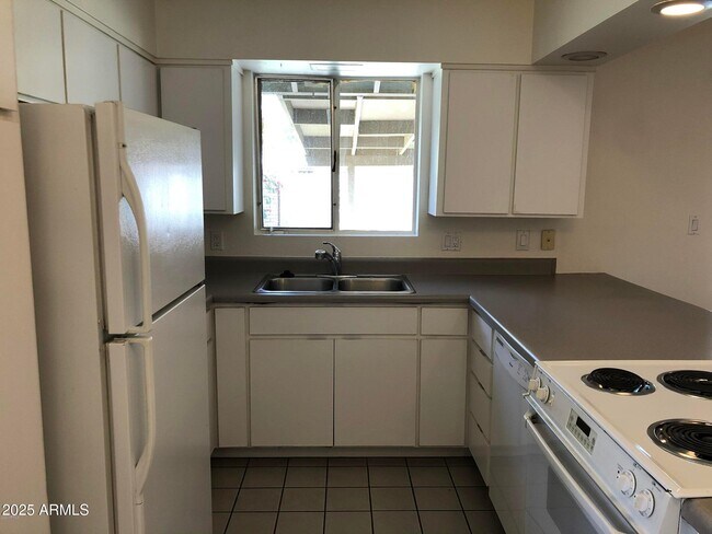 Building Photo - 718 E Granada Dr