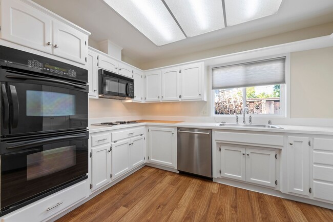 Foto del edificio - Beautiful 4 Bedroom/2 Bath Home in Desirab...