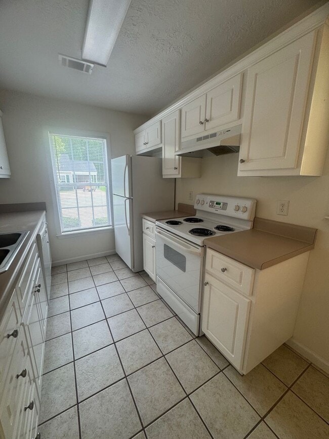 Building Photo - 131 Karlie Ct
