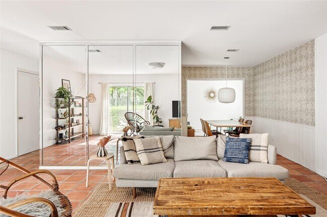 Foto del edificio - 6215 Walnut Hills Dr
