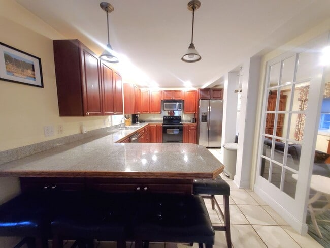 Building Photo - Winter Rental: Available Oct. 1-May 31 (Ut...
