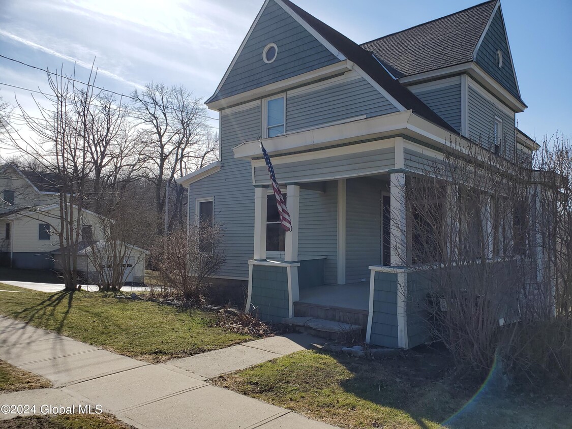 Primary Photo - 80 Moyer St
