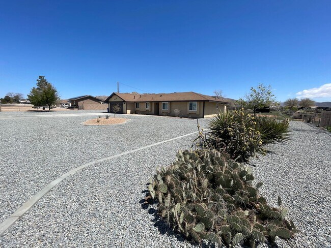 Building Photo - 3 BEDROOM SYCAMORE ROCKS HOME!
