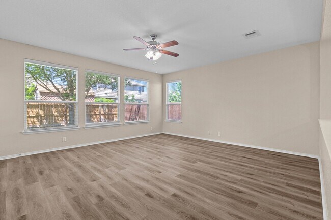 Foto del edificio - Luxurious 4 Bed, 3.5 Bath Home in San Anto...