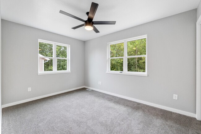 Building Photo - 2109 Daisy Dr