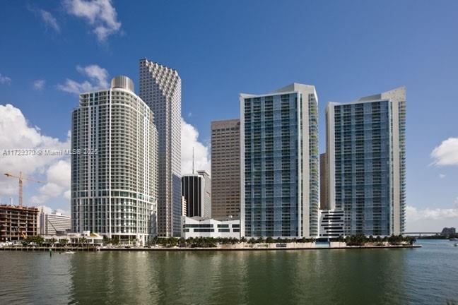 Foto del edificio - 300 S Biscayne Blvd