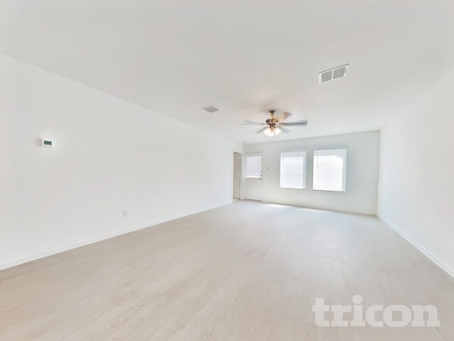 Building Photo - 827 Ponderosa Ln