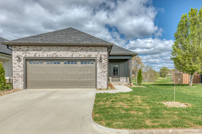 Building Photo - 325 Monroe Dr