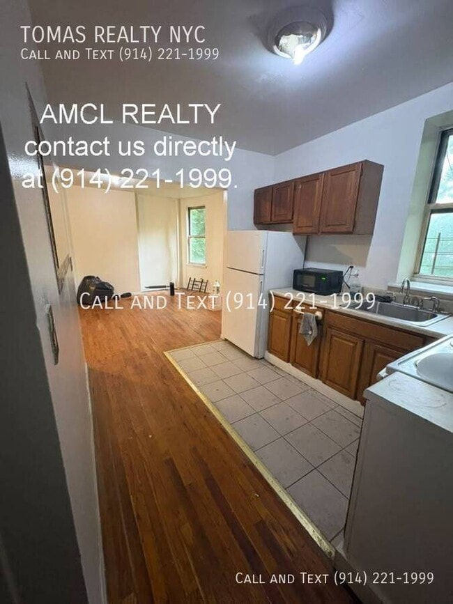 Building Photo - 10 Mooney Pl