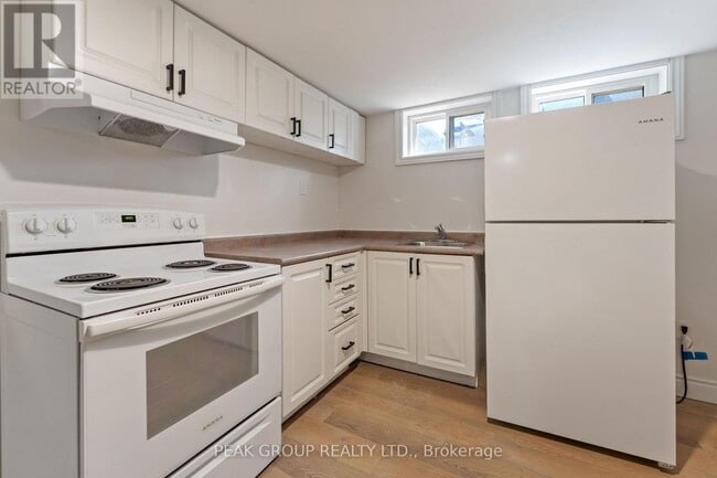 Photo du bâtiment - 8816 Roosevelt Ave