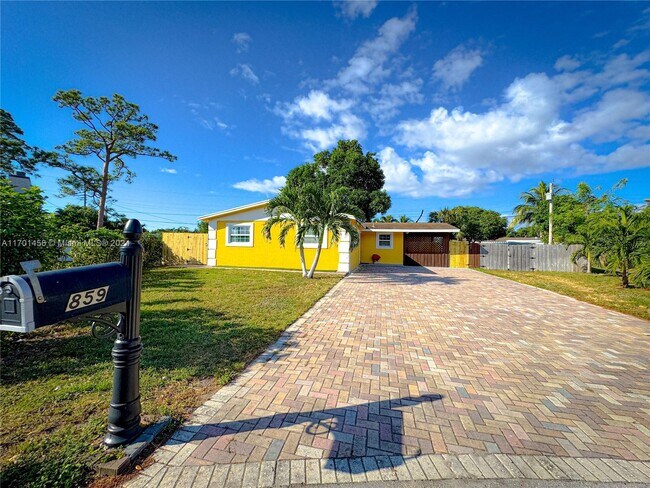 Foto del edificio - 859 Caroline Cir