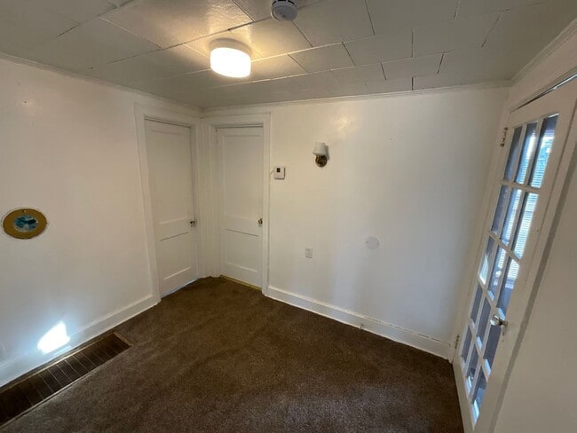 Building Photo - 2 Bedroom, 1 Bathroom Country Home