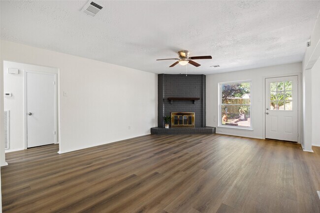 Foto del edificio - 8343 Carriage Creek Dr